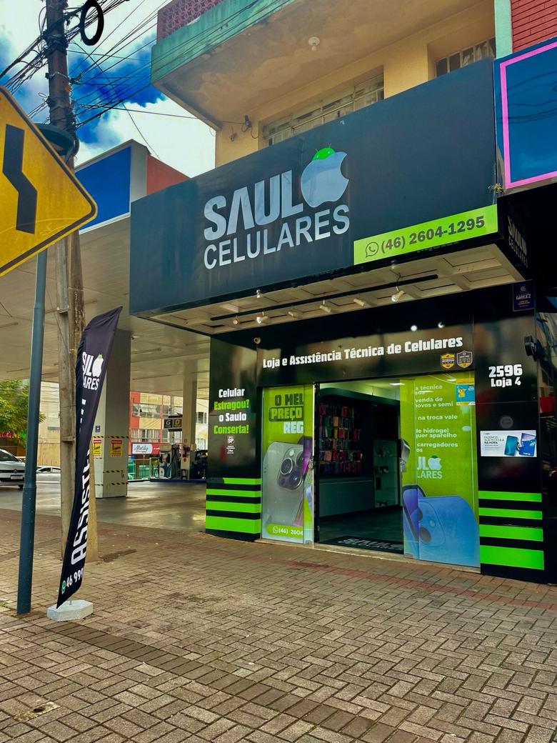 Fachada da loja Saulo Celulares vista da rua, em Pato Branco