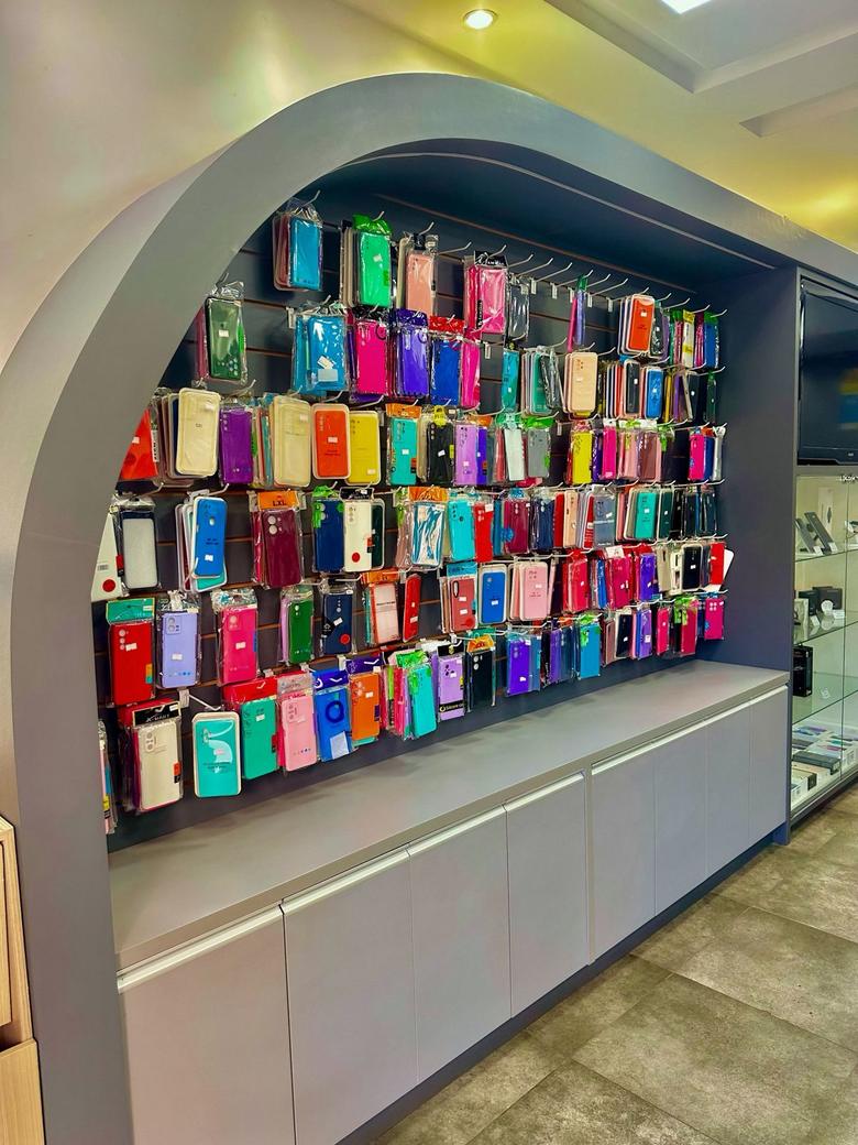Parede de capinhas coloridas na Saulo Celulares