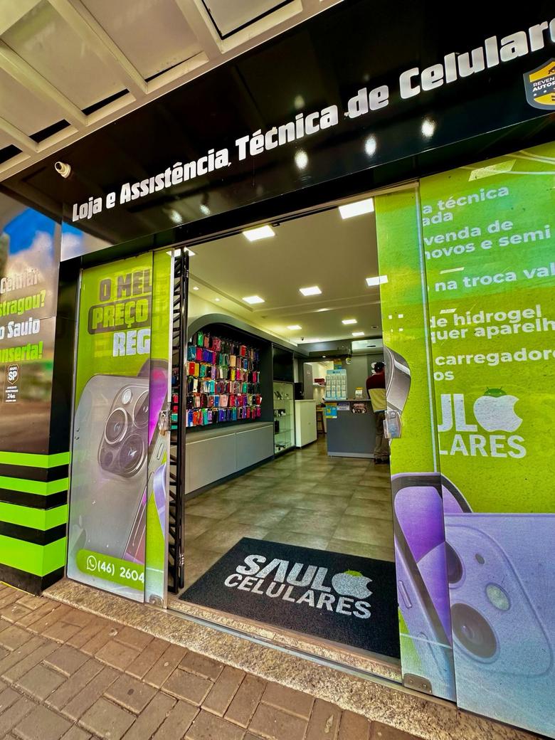 Entrada da loja Saulo Celulares com clientes sendo atendidos