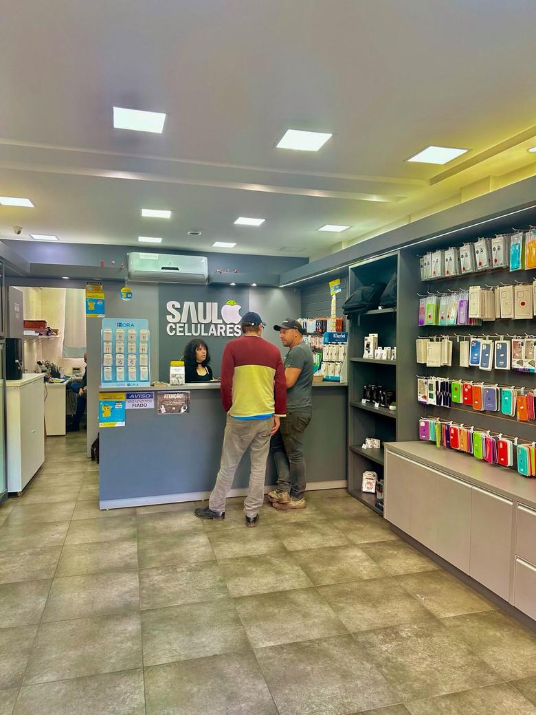 Interior da loja Saulo Celulares com aparelhos